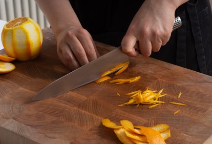 Фото шага рецепта Салат с дыней красным луком и грецкими орехами 152415 шаг 2  