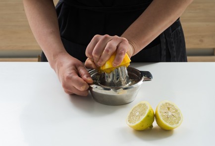 Фото шага рецепта Салат с дыней красным луком и грецкими орехами 152415 шаг 3  