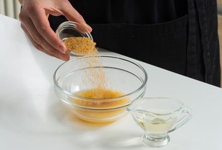 Фото шага рецепта Салат с дыней красным луком и грецкими орехами 152415 шаг 4  