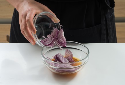 Фото шага рецепта Салат с дыней красным луком и грецкими орехами 152415 шаг 5  