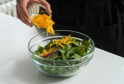 Фото шага рецепта Салат с дыней красным луком и грецкими орехами 152415 шаг 6  