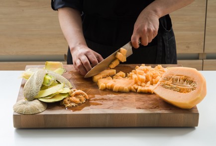 Фото шага рецепта Салат с дыней красным луком и грецкими орехами 152415 шаг 7  