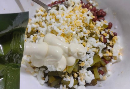 Фото шага рецепта Салат с фасолью соленым огурцом яйцом и картофелем 186506 шаг 10  