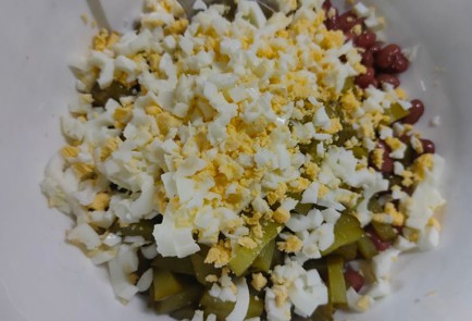 Фото шага рецепта Салат с фасолью соленым огурцом яйцом и картофелем 186506 шаг 6  