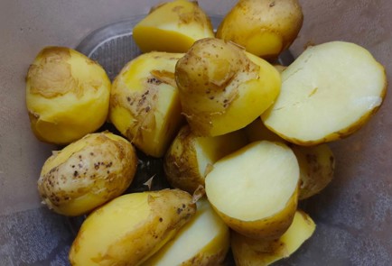 Фото шага рецепта Салат с фасолью соленым огурцом яйцом и картофелем 186506 шаг 7  