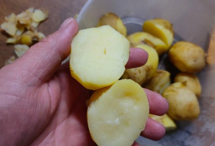 Фото шага рецепта Салат с фасолью соленым огурцом яйцом и картофелем 186506 шаг 8  