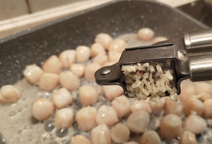 Фото шага рецепта Салат с гребешками и запеченными овощами 191213 шаг 9  