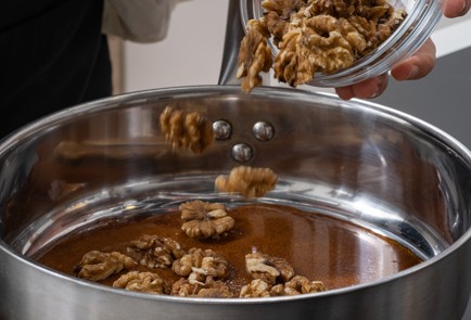 Фото шага рецепта Салат с грецкими орехами и сельдереем 174798 шаг 2  