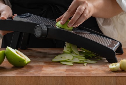 Фото шага рецепта Салат с грецкими орехами и сельдереем 174798 шаг 3  