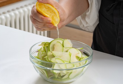 Фото шага рецепта Салат с грецкими орехами и сельдереем 174798 шаг 4  