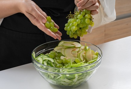 Фото шага рецепта Салат с грецкими орехами и сельдереем 174798 шаг 6  