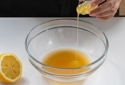 Фото шага рецепта Салат с грецкими орехами и сельдереем 174798 шаг 7  