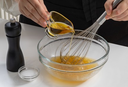 Фото шага рецепта Салат с грецкими орехами и сельдереем 174798 шаг 8  