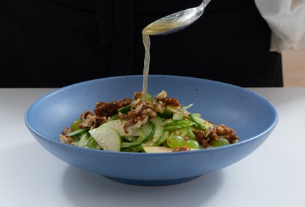 Фото шага рецепта Салат с грецкими орехами и сельдереем 174798 шаг 9  