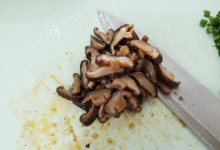 Фото шага рецепта Салат с грибами и яйцом 189099 шаг 4  