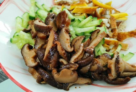 Фото шага рецепта Салат с грибами и яйцом 189099 шаг 5  