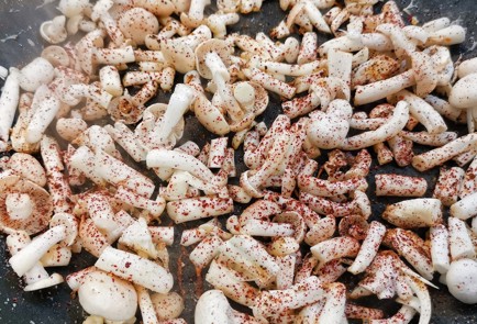 Фото шага рецепта Салат с грибами шимеджи и базиликом 152662 шаг 9  