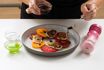 Фото шага рецепта Салат с халуми и зеленым маслом 152633 шаг 10  