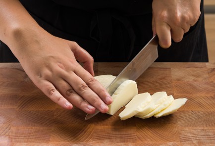 Фото шага рецепта Салат с халуми и зеленым маслом 152633 шаг 4  