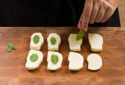 Фото шага рецепта Салат с халуми и зеленым маслом 152633 шаг 6  