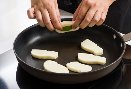 Фото шага рецепта Салат с халуми и зеленым маслом 152633 шаг 7  