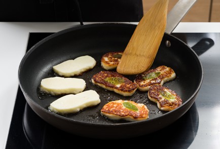 Фото шага рецепта Салат с халуми и зеленым маслом 152633 шаг 8  