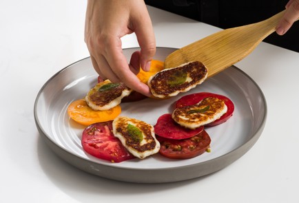 Фото шага рецепта Салат с халуми и зеленым маслом 152633 шаг 9  