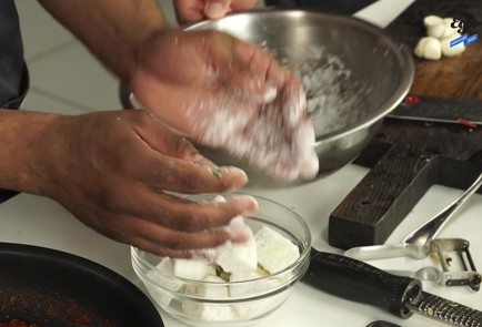 Фото шага рецепта Салат с хрустящими баклажанами и сладким соусом чили 125553 шаг 1  