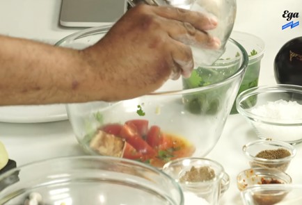 Фото шага рецепта Салат с хрустящими баклажанами и сладким соусом чили 125553 шаг 2  