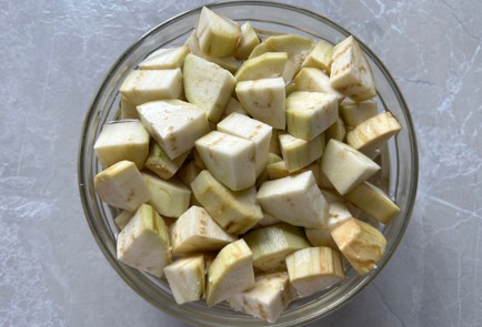 Фото шага рецепта Салат с хрустящими баклажанами 187058 шаг 2  