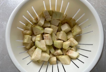 Фото шага рецепта Салат с хрустящими баклажанами 187058 шаг 4  