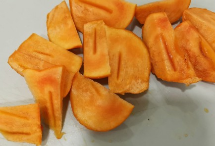 Фото шага рецепта Салат с хурмой и сыром 175208 шаг 2  