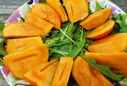 Фото шага рецепта Салат с хурмой и сыром 175208 шаг 3  