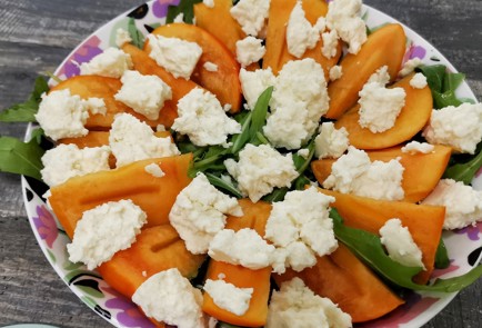 Фото шага рецепта Салат с хурмой и сыром 175208 шаг 5  