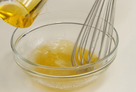 Фото шага рецепта Салат с хурмой свежими овощами и козьим сыром 114465 шаг 1