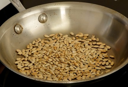 Фото шага рецепта Салат с хурмой свежими овощами и козьим сыром 114465 шаг 2