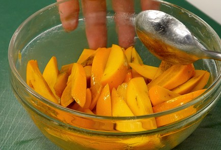 Фото шага рецепта Салат с хурмой свежими овощами и козьим сыром 114465 шаг 3