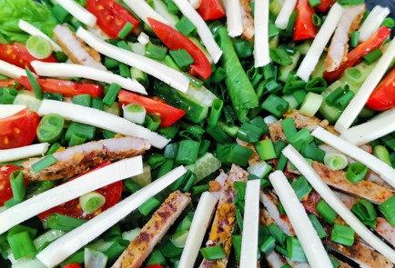 Фото шага рецепта Салат с индейкой и сулугуни 173588 шаг 11  