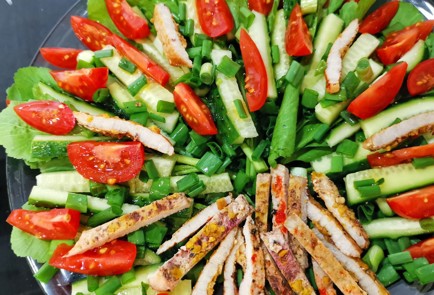 Фото шага рецепта Салат с индейкой и сулугуни 173588 шаг 9  