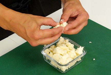 Фото шага рецепта Салат с инжиром авокадо и фермерским сыром 93794 шаг 3  