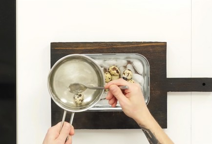 Фото шага рецепта Салат с кальмарами и перепелиными яйцами 81346 шаг 2  