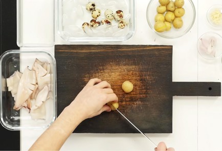 Фото шага рецепта Салат с кальмарами и перепелиными яйцами 81346 шаг 4  