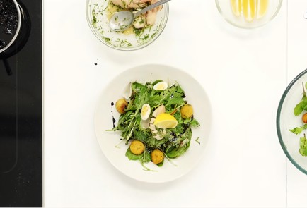 Фото шага рецепта Салат с кальмарами и перепелиными яйцами 81346 шаг 6  