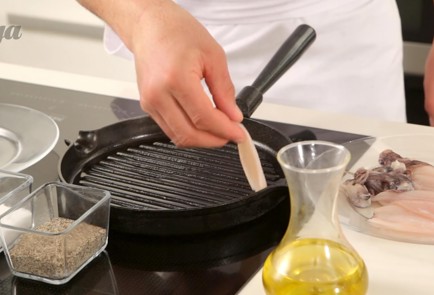 Фото шага рецепта Салат с кальмарами овощами и копченым сыром 31628 шаг 5  