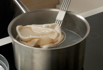 Фото шага рецепта Салат с кальмарами 140134 шаг 3  