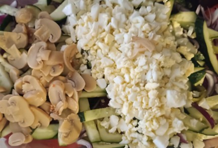 Фото шага рецепта Салат с кальмарами 174752 шаг 5  