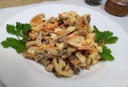 Фото шага рецепта Салат с кальмарами 190519 шаг 10  