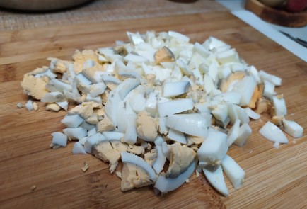 Фото шага рецепта Салат с кальмарами 190519 шаг 5  