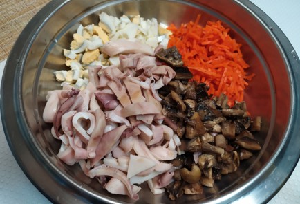 Фото шага рецепта Салат с кальмарами 190519 шаг 8  