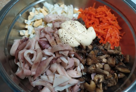 Фото шага рецепта Салат с кальмарами 190519 шаг 9  